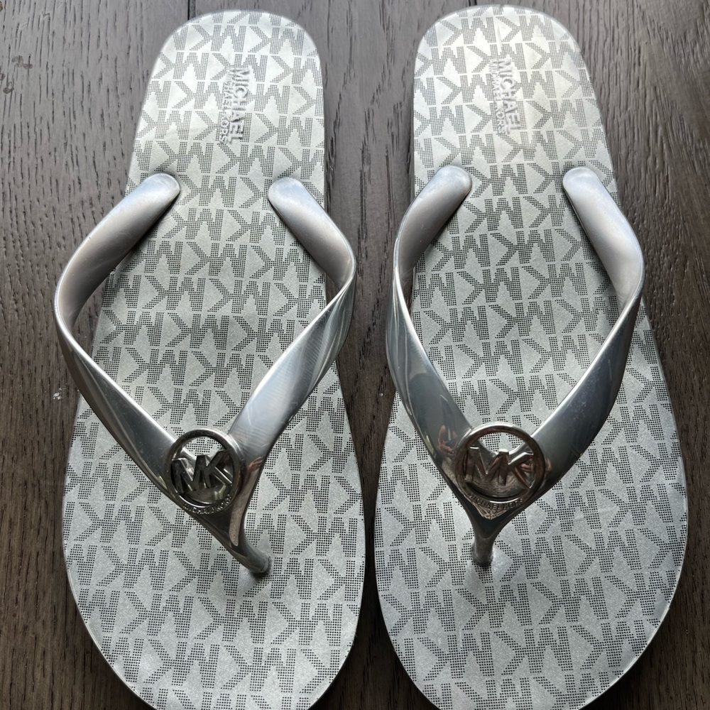 Michael Kors MK Logo Silver signature Bedford Glam Signature Flip Flops Size 9